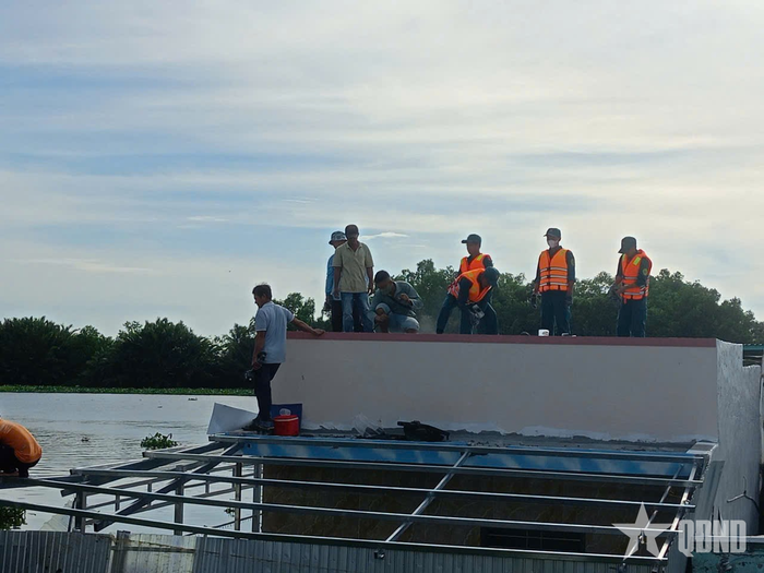  Cán bộ, chiến sĩ Ban CHQS xã Vĩnh Hòa (tỉnh An Giang) hỗ trợ người dân bị ảnh hưởng bởi sạt lở. 