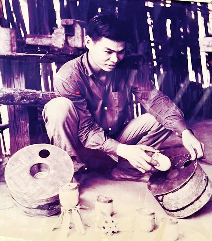  Chiến sĩ quân giới Tô Văn Đực trong xưởng sản xuất vũ khí dưới địa đạo Củ Chi những năm chiến tranh. Ảnh tư liệu 