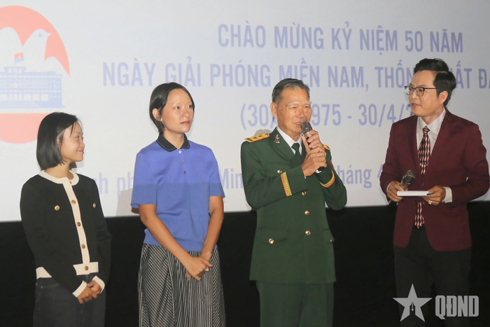 Anh hùng LLVT nhân dân Tô Văn Đực (thứ hai, từ bên phải sang) tham gia giao lưu với thế hệ trẻ địa phương nhân kỷ niệm 50 năm Ngày giải phóng miền Nam, thống nhất đất nước. Ảnh: THU NGÂN 
