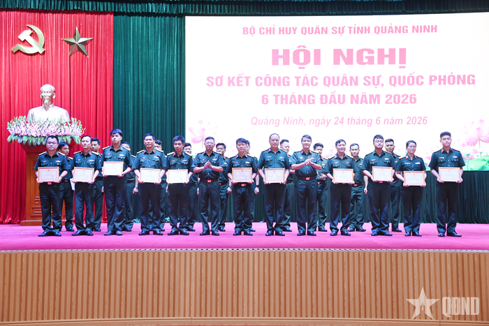 Đại tá Bùi Đức Lâm, Phó chỉ huy trưởng, Tham mưu trưởng Bộ CHQS tỉnh trao thưởng cho 12 tập thể, 16 cá nhân có thành tích xuất sắc trong đợt thi đua cao điểm chào mừng bầu cử đại biểu Quốc hội khóa XVI và bầu cử đại biểu HĐND các cấp nhiệm kỳ 2026 - 2031, chào mừng kỷ niệm 136 năm Ngày sinh Chủ tịch Hồ Chí Minh. 