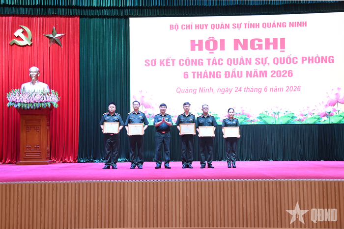  Thừa ủy quyền của cấp trên, Thiếu tướng Phạm Hoàng Long, Phó tham mưu trưởng Quân khu 3 trao Bằng khen của Bộ trưởng Bộ Quốc phòng, Chủ nhiệm Tổng cục Chính trị và Chính ủy Quân khu 3 cho các cá nhân thuộc Bộ CHQS tỉnh Quảng Ninh vì có thành tích xuất sắc trong giao lưu quốc phòng biên giới Việt Nam - Trung Quốc lần thứ 10, Phong trào “Đơn vị quản lý tài chính tốt” giai đoạn 2021–2025 và công tác bảo vệ nền tảng tư tưởng của Đảng, đấu tranh phản bác các quan điểm sai trái, thù địch trong LLVT Quân khu năm 2025.