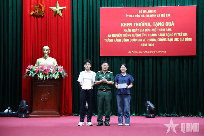  Thừa ủy quyền của thủ trưởng Bộ tư lệnh 86, Đại tá Phạm Ngọc Dương, Phó chính ủy Trung tâm 386 trao thưởng tặng các cháu là con của cán bộ, nhân viên Trung tâm 386 có thành tích cao trong học tập. 