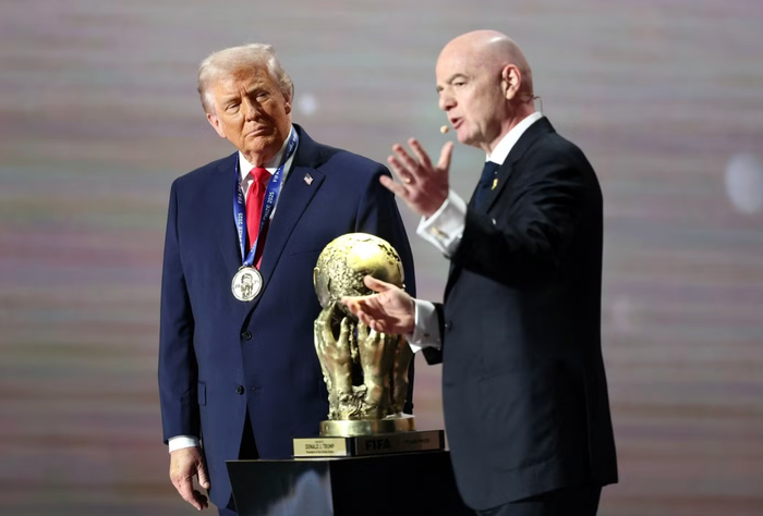 Tổng thống Mỹ Donald Trump trên sân khấu khi được Chủ tịch FIFA Gianni Infantino trao giải Hòa bình FIFA tại lễ bốc thăm World Cup 2026 ở Washington, ngày 5-12-2025. Ảnh: Reuters