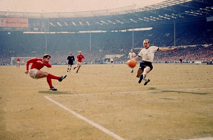 Tiền đạo người Anh Geoff Hurst ghi bàn gây tranh cãi trong hiệp phụ trận chung kết World Cup 1966 với Tây Đức.