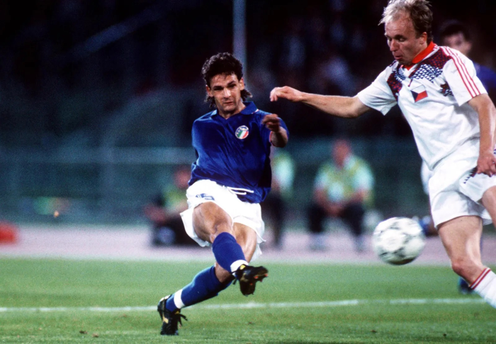 Roberto Baggio của Italy (bên trái) ghi một bàn thắng ngoạn mục vào lưới Tiệp Khắc tại World Cup 1990.