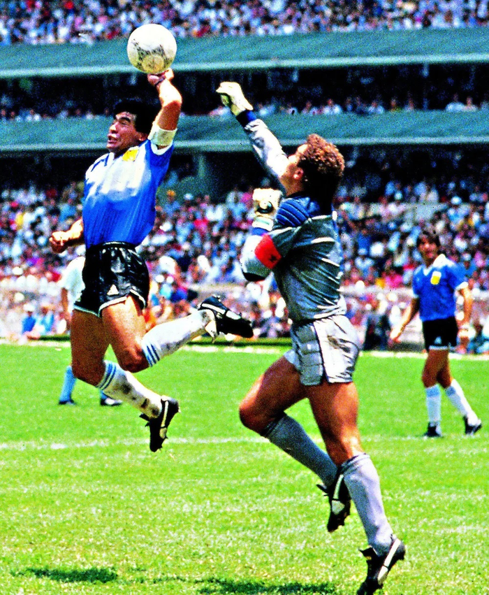 Diego Maradona dùng tay đưa bóng vào lưới trước sự bất lực của thủ môn người Anh Peter Shilton.