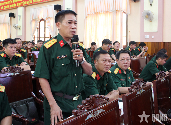 Đại biểu dự hội nghị phát biểu. 