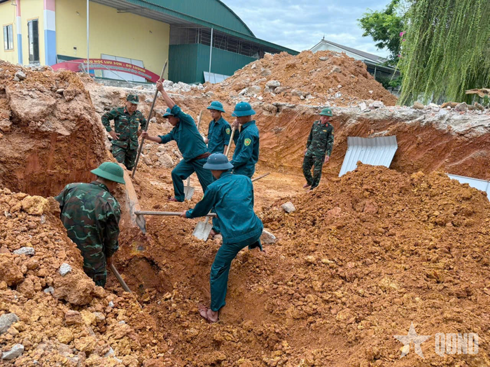 Ban CHQS xã Đô Lương và Ban Công binh Bộ CHQS tỉnh Nghệ An tiến hành xử lý quả bom.