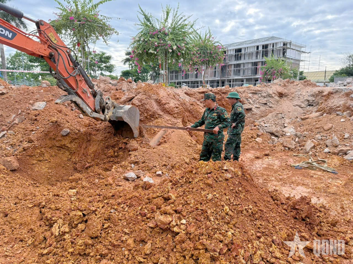 Quả bom được phát hiện nằm sâu dưới đất khoảng 2,5m.