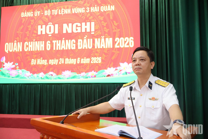 Đại tá Phạm Anh Tuấn, Phó bí thư Đảng ủy, Tư lệnh Vùng 3 Hải quân phát biểu tại hội nghị.