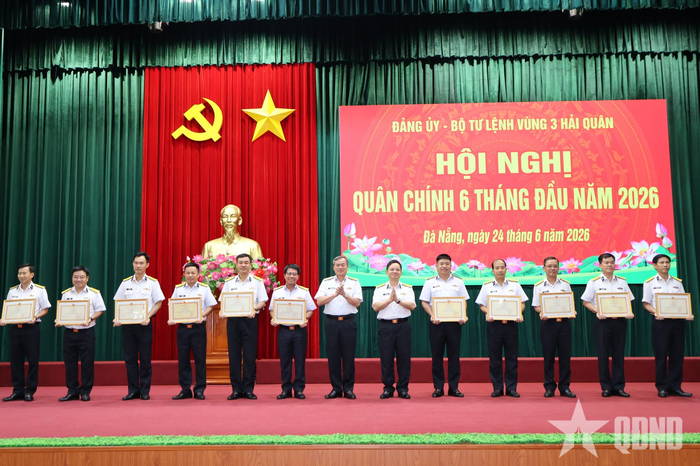 Thủ trưởng Bộ tư lệnh Vùng 3 Hải quân trao bằng khen tặng các tập thể, cá nhân có thành tích xuất sắc trong thực hiện nhiệm vụ và Phong trào Thi đua Quyết thắng.