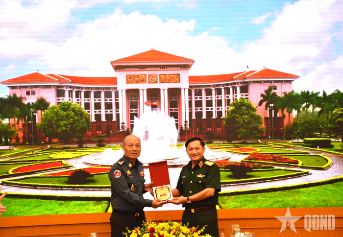 Trung tướng Lê Văn Hướng trao quà lưu niệm tặng Đại tướng Sao Sokha. 