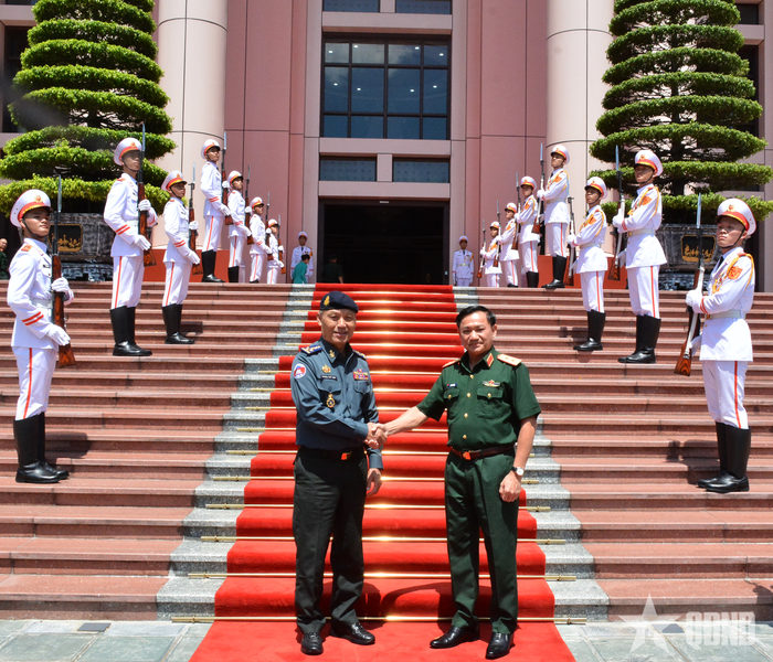 Trung tướng Lê Văn Hướng chào đón Đại tướng Sao Sokha. 