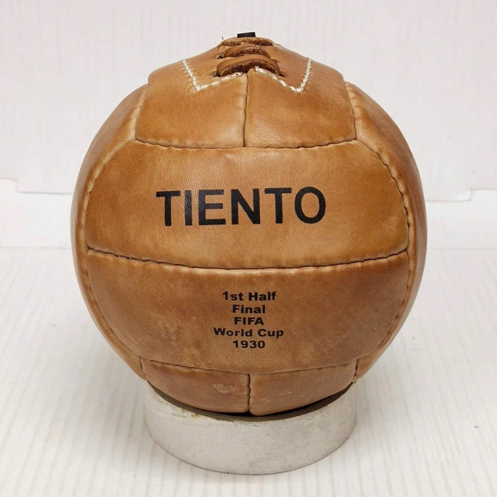 Trái bóng T-model và Tiento - hai trái bóng được sử dụng trong trận chung kết World Cup đầu tiên.