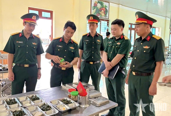 Cơ quan chức năng Quân khu kiểm tra công tác bảo đảm hậu cần tại Trung đoàn 82.