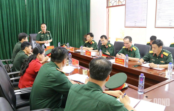 Thiếu tướng Nguyễn Đăng Khải kiểm tra tại Ban CHQS phường Mường Thanh.