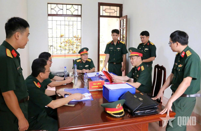 Đại tá Phạm Viết Khánh, Phó chủ nhiệm Chính trị Quân khu kiểm tra hệ thống văn bản, sổ sách công tác đảng, công tác chính trị tại Ban CHQS phường Mường Thanh.