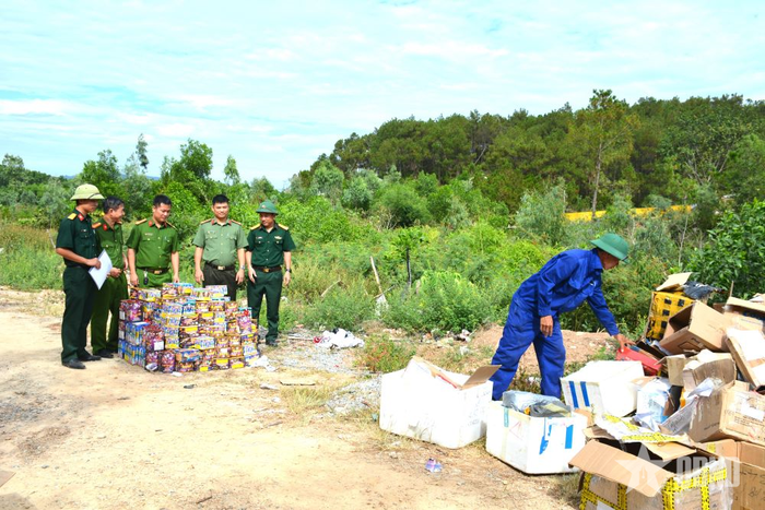 Cơ quan Công an tỉnh Nghệ An cùng giám sát tiêu hủy các vật chứng.