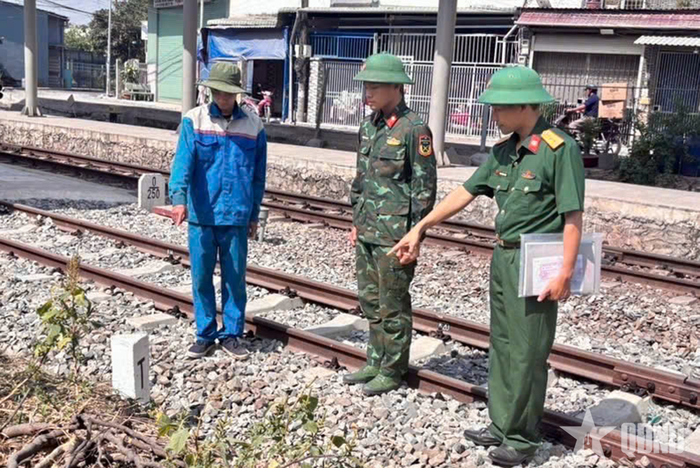  Lữ đoàn 596 phối hợp các đơn vị bạn theo dõi, bảo vệ các tuyến cáp. 