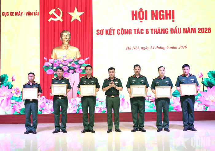 Khen thưởng các tập thể, cá nhân có thành tích xuất sắc trong thực hiện nhiệm vụ 6 tháng đầu năm 2026.