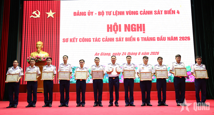  Thiếu tướng Nguyễn Văn Dũng, Bí thư Đảng ủy, Chính ủy Vùng Cảnh sát biển 4 trao thưởng các tập thể, cá nhân được Cảnh sát biển Việt Nam tặng Bằng khen và BTL Vùng khen thưởng đột xuất trong thực hiện nhiệm vụ. 