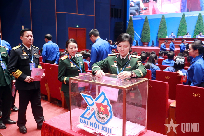  Đoàn chủ tịch và các đại biểu bỏ phiếu bầu Ban Chấp hành Trung ương Đoàn TNCS Hồ Chí Minh khóa XIII, nhiệm kỳ 2026-2031.