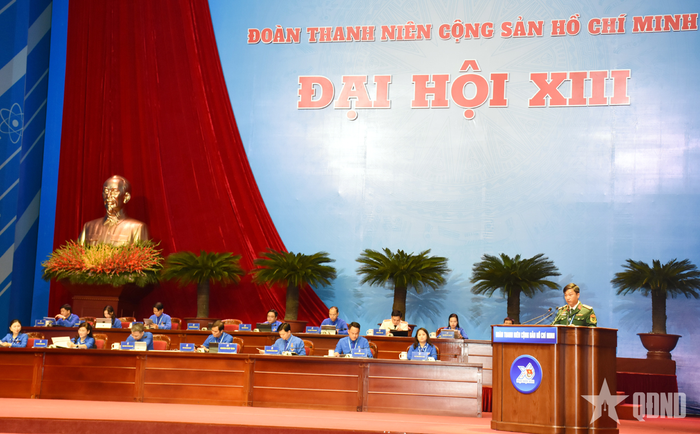 Thượng tá Nguyễn Quang Huy, Ủy viên Thường vụ Trung ương Đoàn, Trưởng ban Thanh niên Quân đội thay mặt Đoàn chủ tịch triển khai các bước công tác nhân sự tại phiên thứ hai.