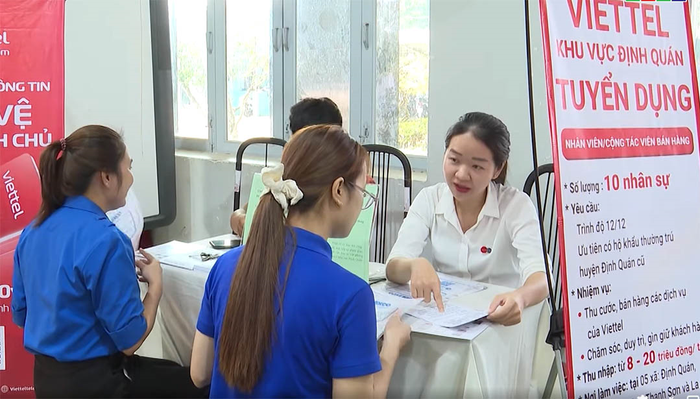 Các doanh nghiệp tuyển dụng lao động thông qua các phiên giao dịch việc làm trên địa bàn thành phố Đồng Nai. Ảnh: LÊ NGUYỄN