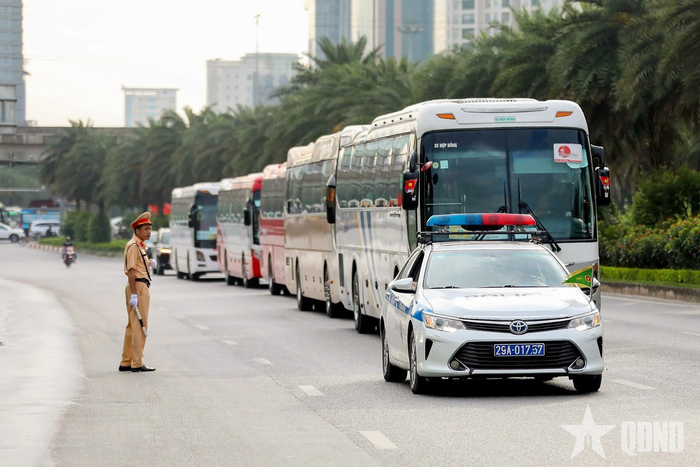  Công tác dẫn đoàn, xếp xe được thực hiện khoa học, bài bản, bảo đảm tuyệt đối an toàn. 