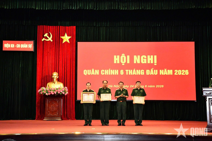 Trao thưởng tặng các tập thể, cá nhân đạt thành tích xuất sắc.