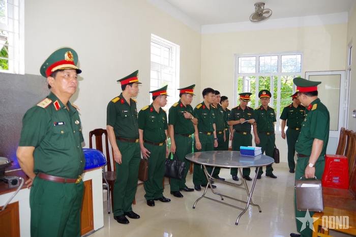 Trung tướng Hà Thọ Bình kiểm tra xây dựng chính quy tại Ban CHQS phường Bắc Gianh.