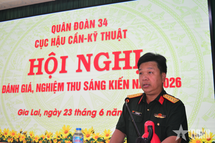 Đại tá Lê Đình Việt, Cục trưởng Cục Hậu cần-Kỹ thuật, Quân đoàn 34 phát biểu tại hội nghị.