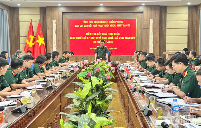 Thiếu tướng Lê Quang Tuyến, Phó chủ nhiệm Tổng cục Công nghiệp Quốc phòng, chủ trì kiểm tra.