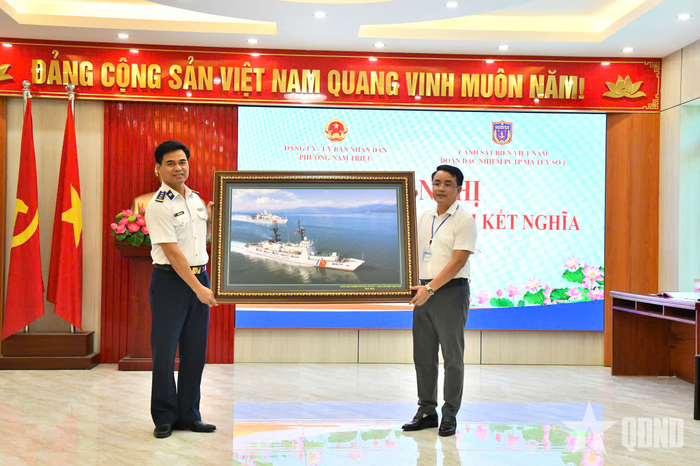  Tặng quà lưu niệm.