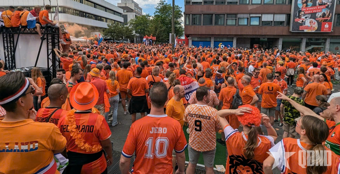 Cổ động viên Hà Lan nhuộm cam mọi con đường ở World Cup.