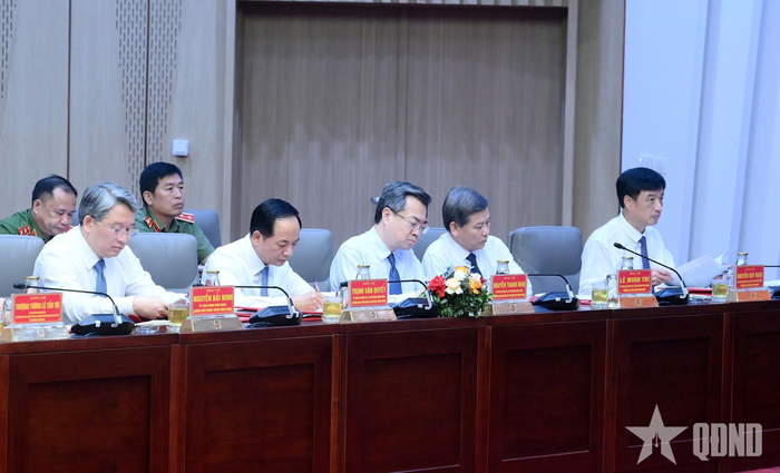 Lãnh đạo các ban, bộ, ngành dự hội nghị. 