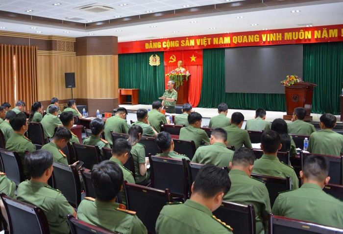 Lãnh đạo Phòng An ninh kinh tế thường xuyên trao đổi nghiệp vụ trong cán bộ chiến sĩ.