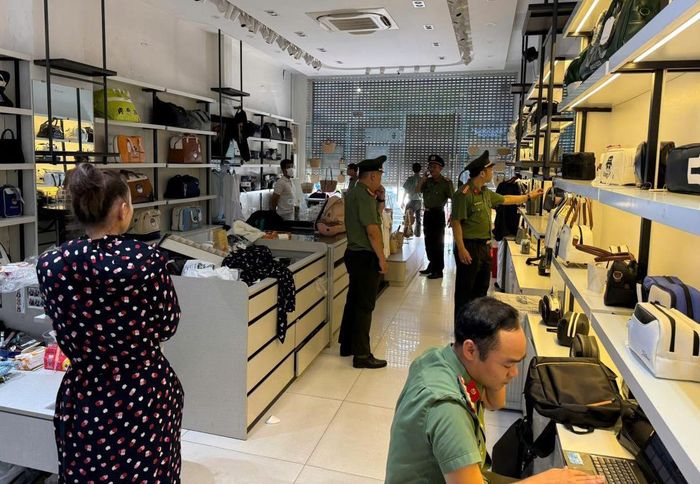 Lực lượng An ninh kinh tế phối hợp với Cảnh sát kinh tế kiểm tra, xử lý một vụ vi phạm tại một cơ sở kinh doanh.
