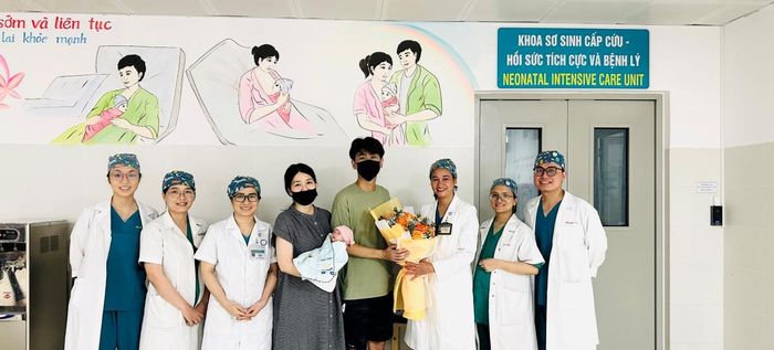 Gia đình du khách Singapore chụp ảnh lưu niệm cùng tập thể y, bác sĩ Bệnh viện Phụ sản- Nhi Đà Nẵng. (Ảnh: BVCC)