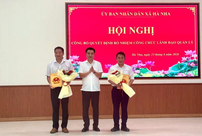 Chủ tịch UBND xã Hà Nha Mai Thanh Sang trao quyết định bổ nhiệm Giám đốc và Phó giám đốc Trung tâm Phục vụ hành chính công xã.