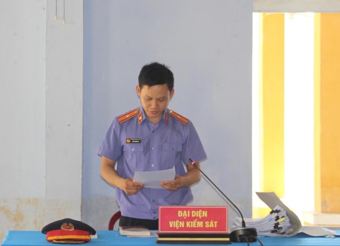 Đại diện VKSND khu vực 11 công bố cáo trạng tại phiên tòa.