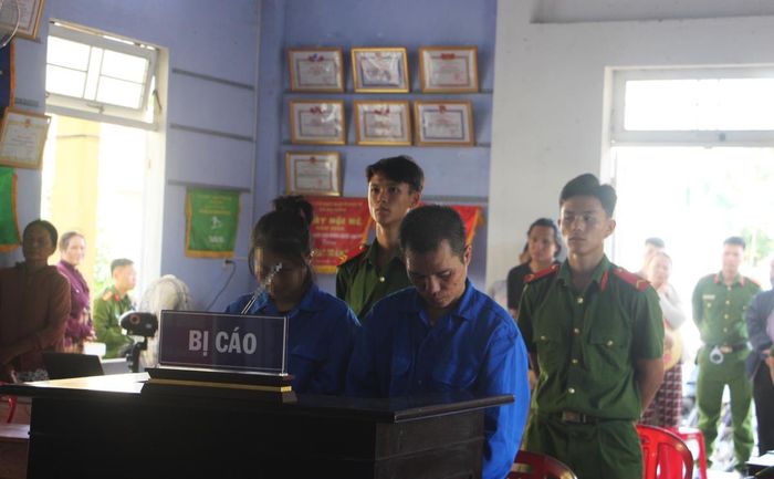 Phiên tòa xét xử hai bị cáo Anh và Hoa.