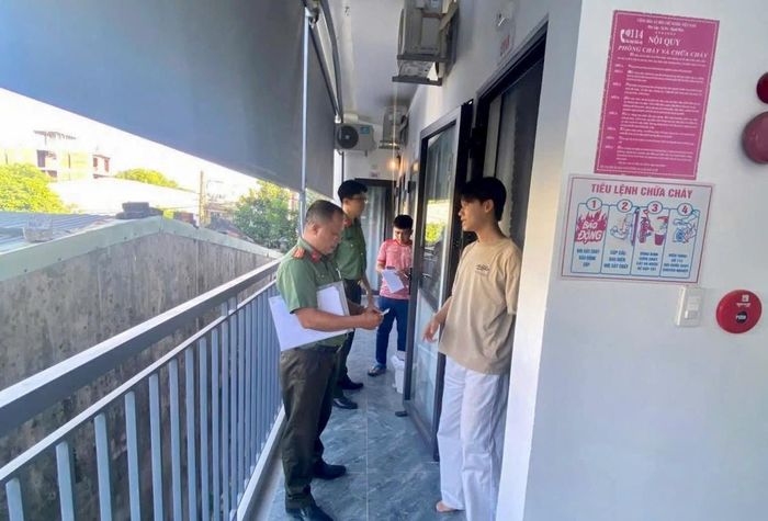 Công an phường Điện Bàn Đông ra quân đồng loạt.