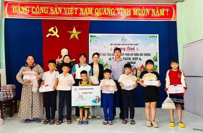 Hội LHPN xã và nhóm thiện nguyện tặng quà cho các em.