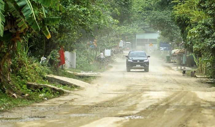 Nhiều tuyến đường miền núi đang xuống cấp và cần được đầu tư.