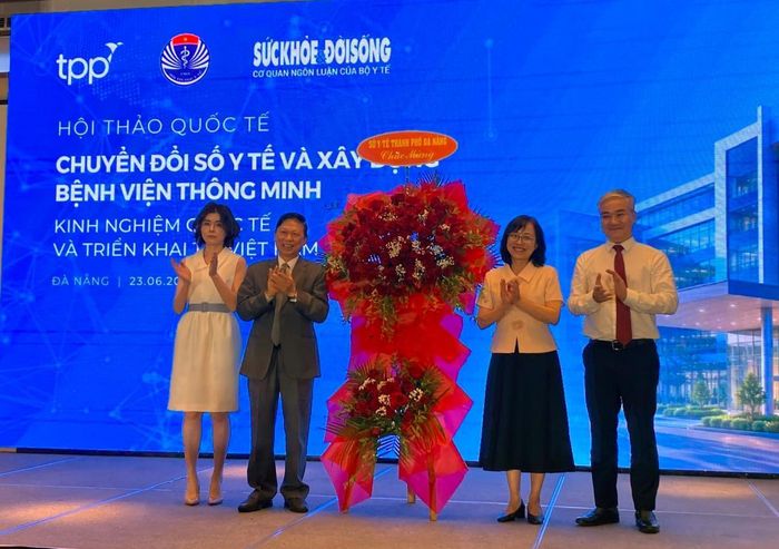 Lãnh đạo ngành Y tế tặng hoa chúc mừng hội thảo.