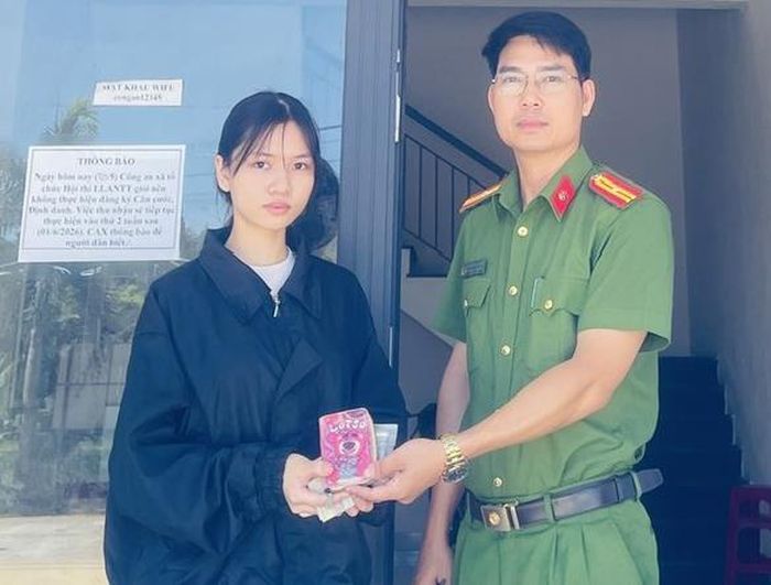 Công an xã Tây Hồ bàn giao tài sản cho chị L.