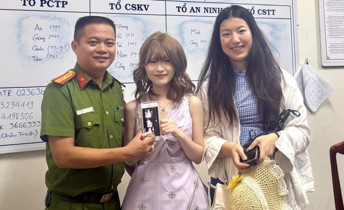 Công an phường Hội An trao lại tài sản cho nữ du khách.