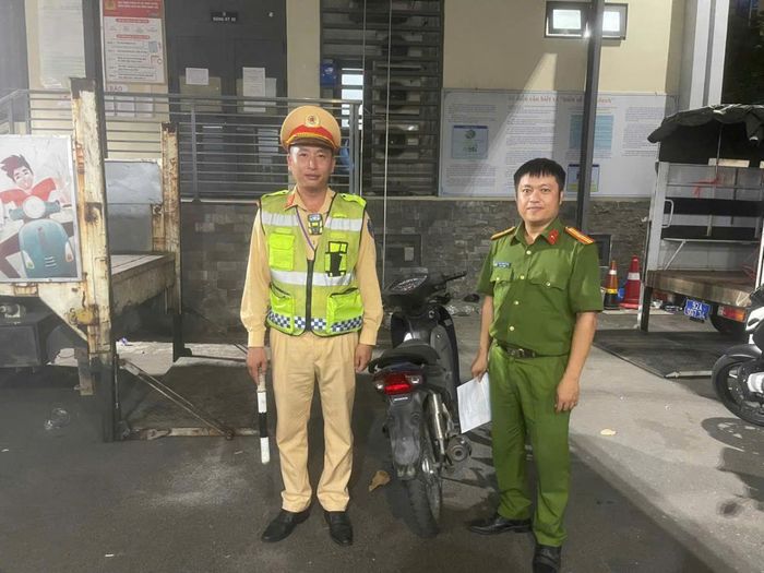 Cảnh sát giao thông bàn giao xe cho Công an phường