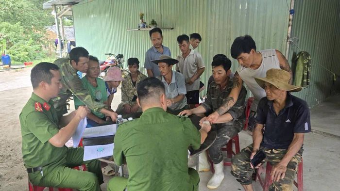 Công an xã Phước Hiệp tổ chức kiểm tra người lao động đang làm việc tại các doanh nghiệp khoáng sản.